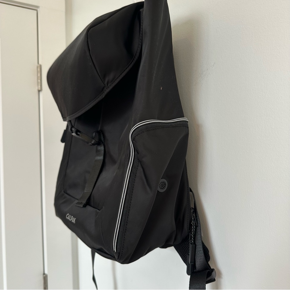 NWT unisex CALPAK Fit Gym Backpack in Black - Picture 13 of 17